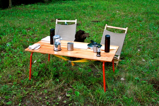 キャンプで使うテーブルは 木製のものをチョイス マウンテンシティメディア