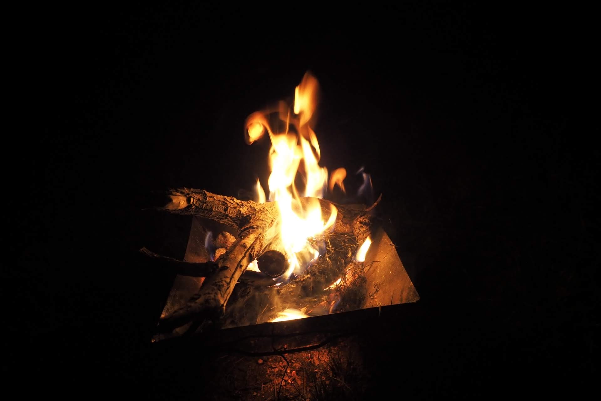 キャンプ場での後始末 焚き火を正しく片付ける方法は オススメの