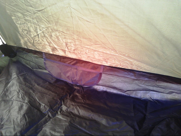 ハヤブサテントのテント内のランタンフックと小物入れの写真