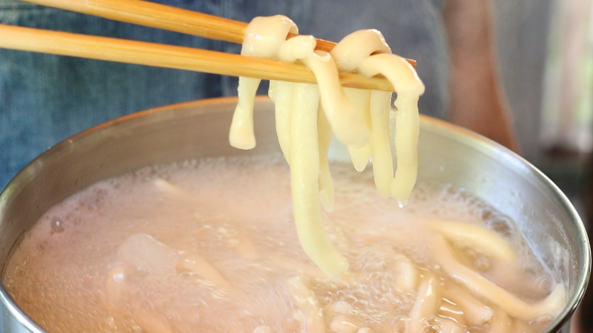 うどんを茹でる