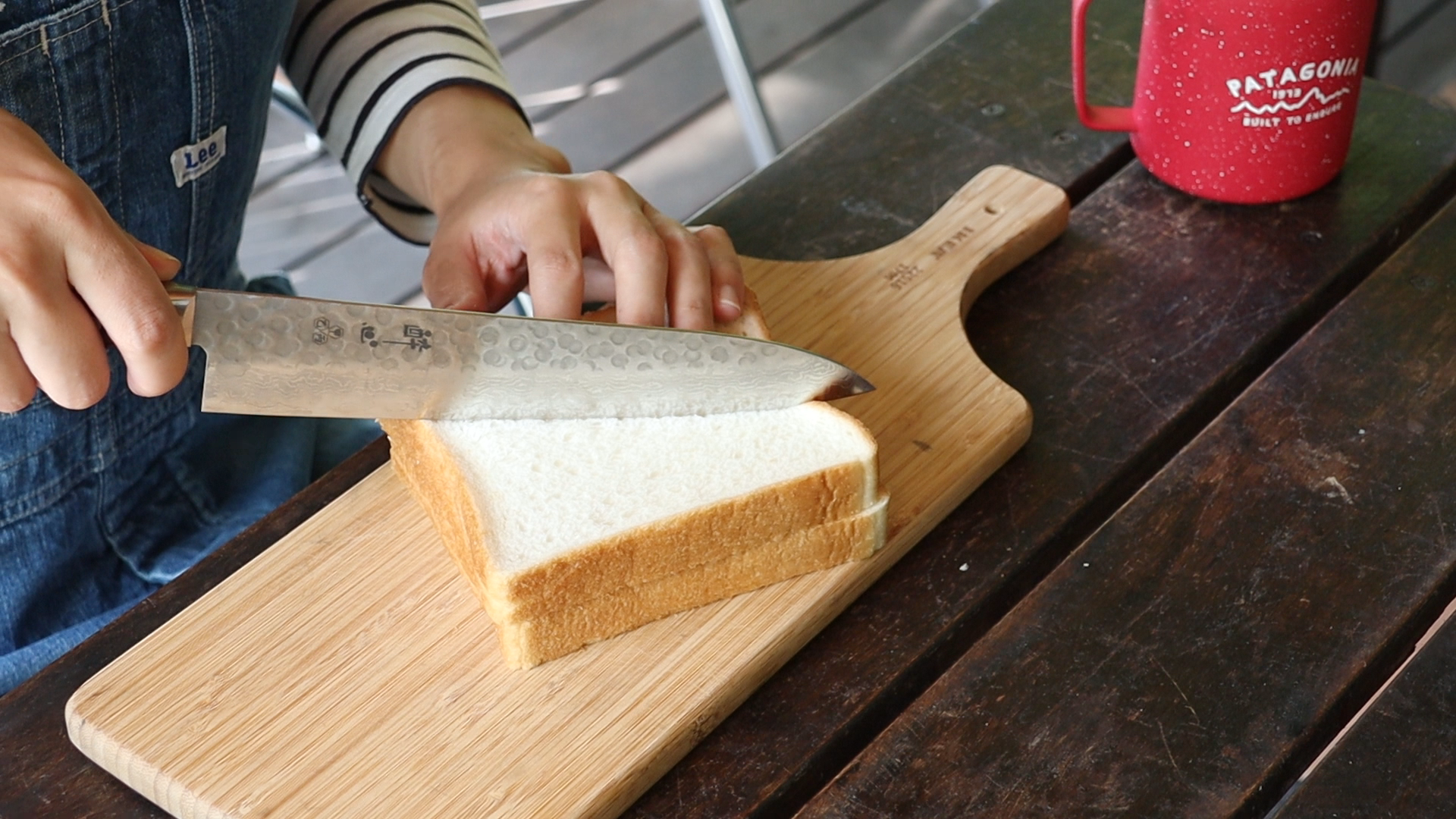 食パンを切る
